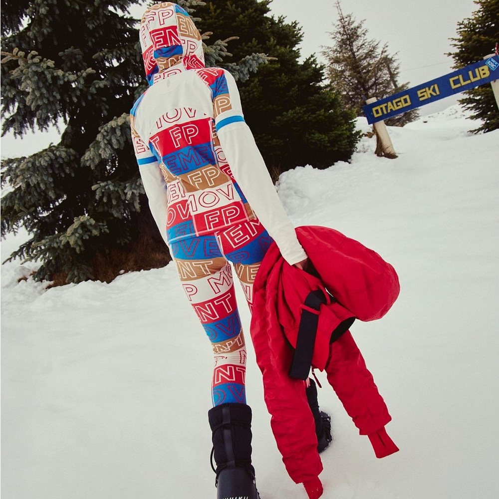 Free People SET Dawn To Dusk
Printed Hoodie and Base Layer Leggings